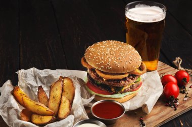 Fast food restoran yemek. Hamburger ve patates dilimleri