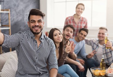 Çok ırklı arkadaşlar selfie birlikte evde yapma