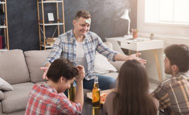 Kim olduğumu tahmin oynayan arkadaşları oyun