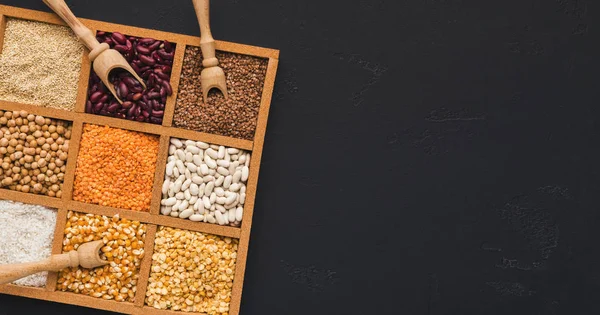 Surtido de cereales y legumbres en caja de madera — Foto de Stock