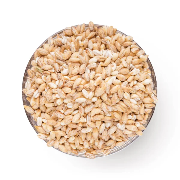 Pšeničná zrna v misce na bílém pozadí — Stock fotografie