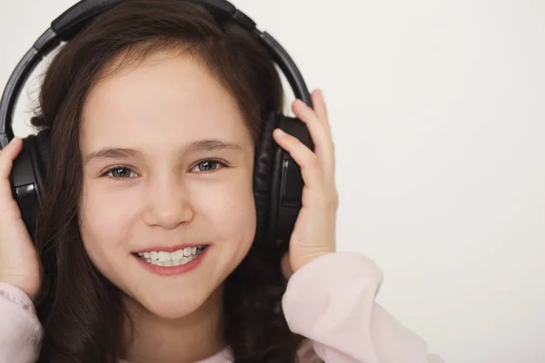 Carino bambina godendo la musica con le cuffie — Foto Stock