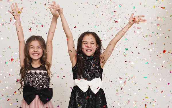 Irmãs felizes gostando de cair confetti — Fotografia de Stock