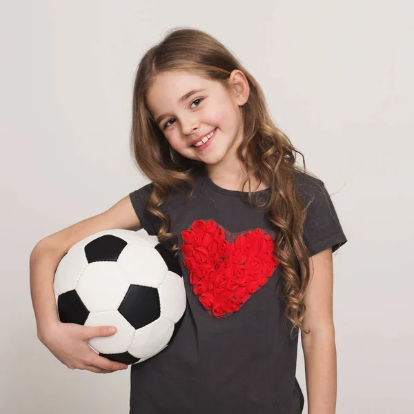 Boldog kislány kezében focilabdával — Stock Fotó