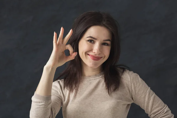 Ragazza sorridente facendo gesto ok — Foto Stock