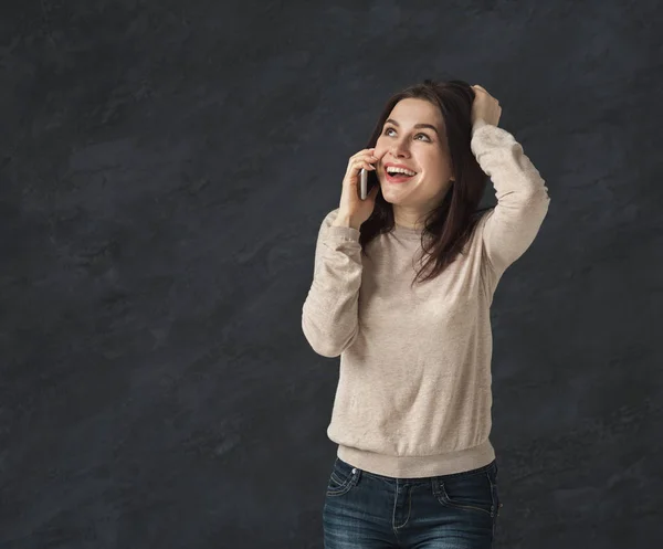 Chica casual feliz usando el teléfono inteligente, espacio de copia — Foto de Stock