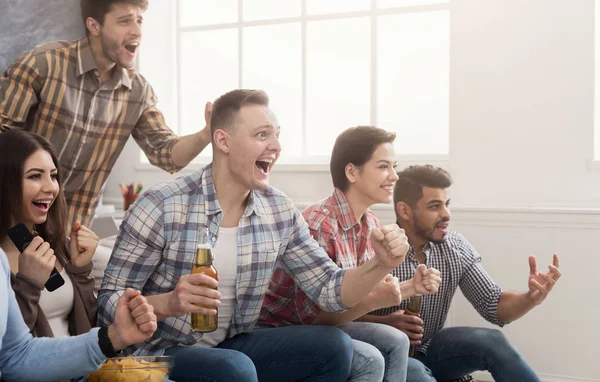 Los aficionados al fútbol viendo fútbol en la televisión en casa — Foto de Stock