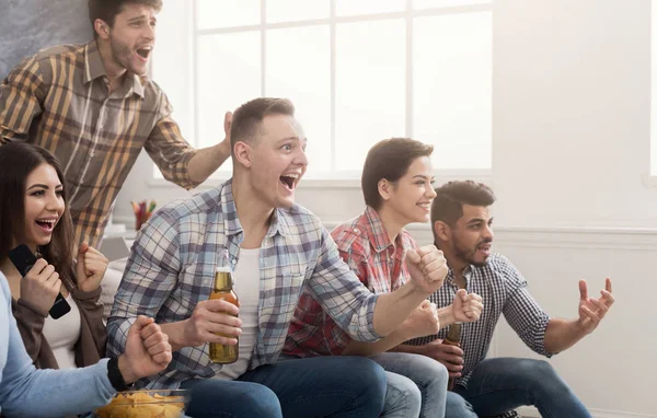 Fãs de futebol assistindo futebol na TV em casa — Fotografia de Stock