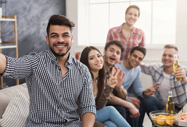 Çok ırklı arkadaşlar selfie birlikte evde yapma — Stok fotoğraf