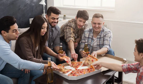 Groupe de jeunes amis multiethniques avec pizza — Photo