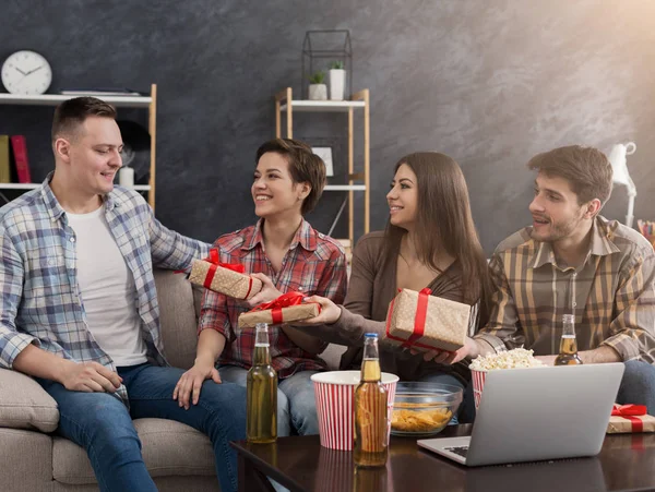 Amigos celebrando cumpleaños y dando regalos en casa — Foto de Stock