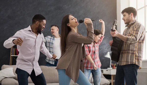 Jóvenes amigos felices teniendo fiesta en casa —  Fotos de Stock