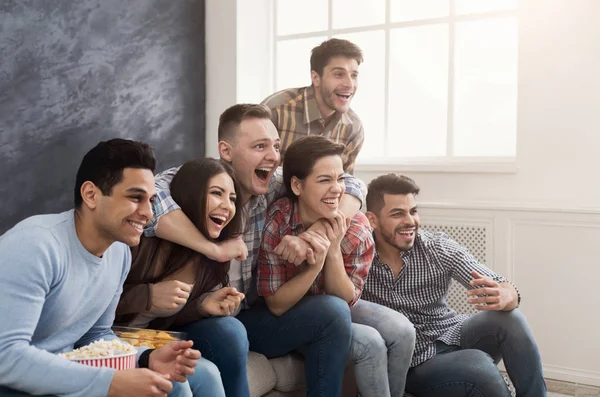 Amigos felices ven película en el sofá —  Fotos de Stock