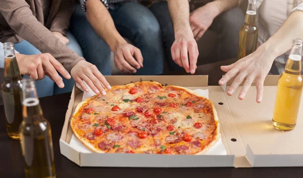 Ręce przyjaciół plastrami smaczne Pizza — Zdjęcie stockowe