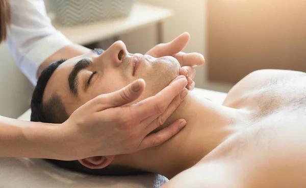 Hombre guapo recibiendo tratamiento facial profesional —  Fotos de Stock