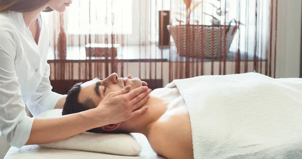 Uomo avendo testa massaggio in salone — Foto Stock