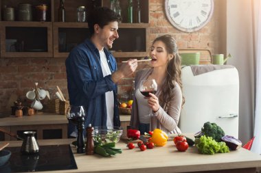 mutlu çift birlikte sağlıklı yemek