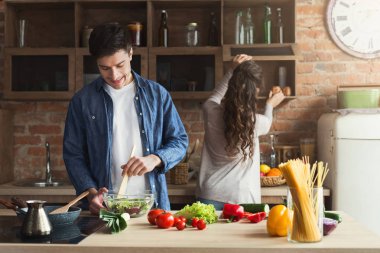 Mutlu çift birlikte sağlıklı yemek
