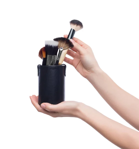 Vrouw met professionele make-up borstels in cosmetische zak — Stockfoto