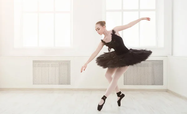 Krásné elegantní baletka v černé labuti šaty — Stock fotografie
