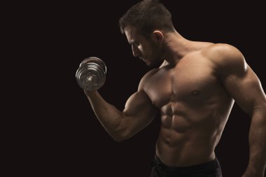 Gösterilen kas vücut dumbbell ile güçlü adam