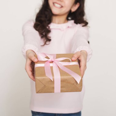 Beyaz arka plan üzerinde mevcut veren neşeli küçük kız