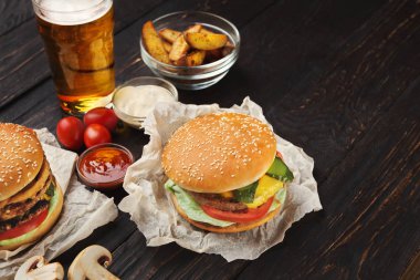 Fast food restoran yemek. Hamburger ve patates dilimleri