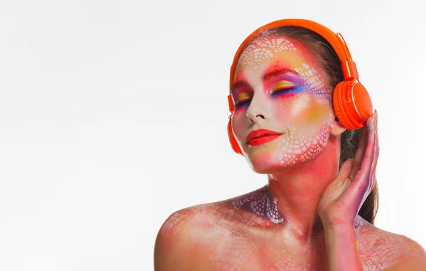 Jasne, piękna kobieta w pomarańczowy słuchawki — Zdjęcie stockowe
