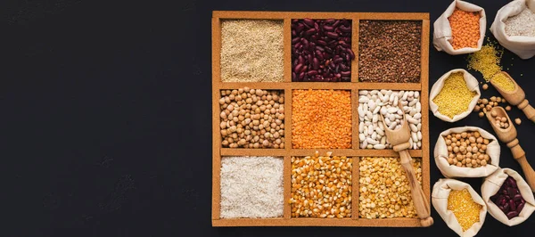 Assortimento di cereali e legumi in scatola di legno — Foto Stock