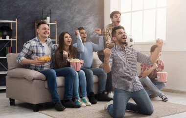 Mutlu arkadaş futbol maçı evde izlerken