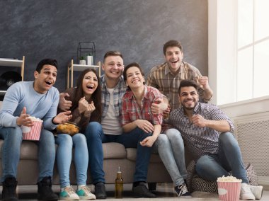 evde TV'de futbol izlerken futbol taraftarları