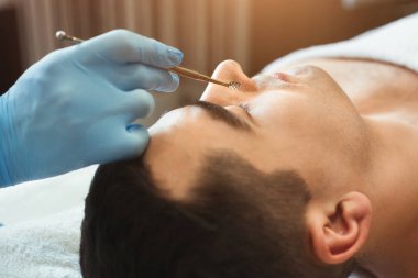 Kadın makyajcısı siyah nokta temizleyici kullanarak