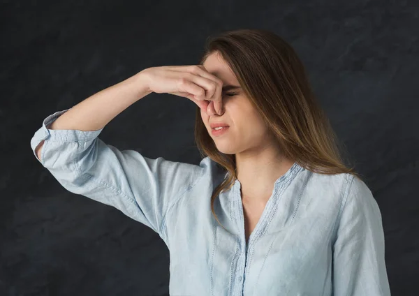 Geruchsbelästigung. junge Frau kneift sich die Nase — Stockfoto