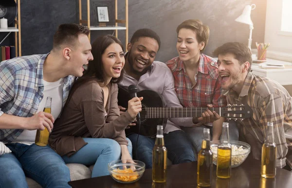 Amis appréciant chanter et jouer de la guitare — Photo