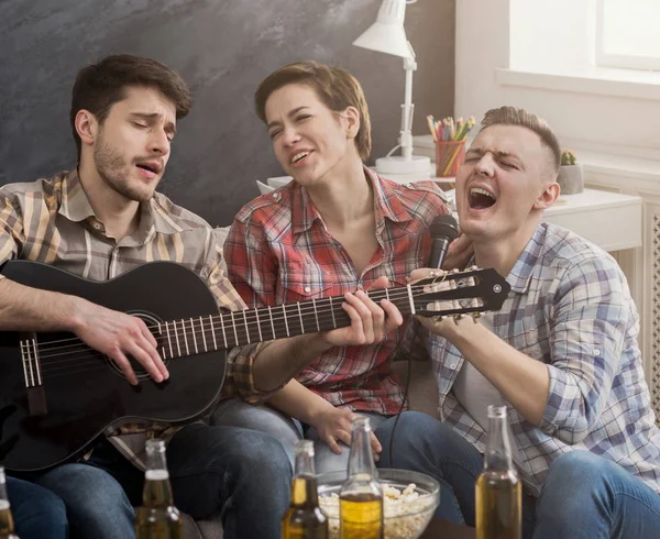 Happy friends having party at home — Stock Photo, Image
