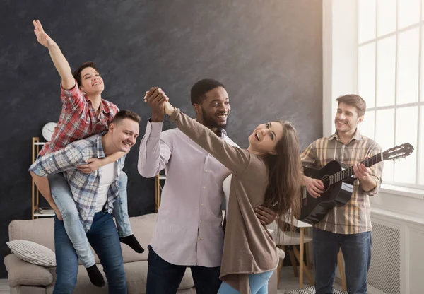 Jovens amigos felizes fazendo festa em casa — Fotografia de Stock