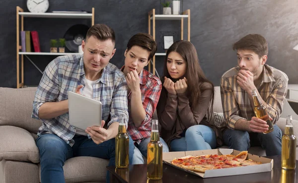 Shocked friends using tablet at home — Stock Photo, Image