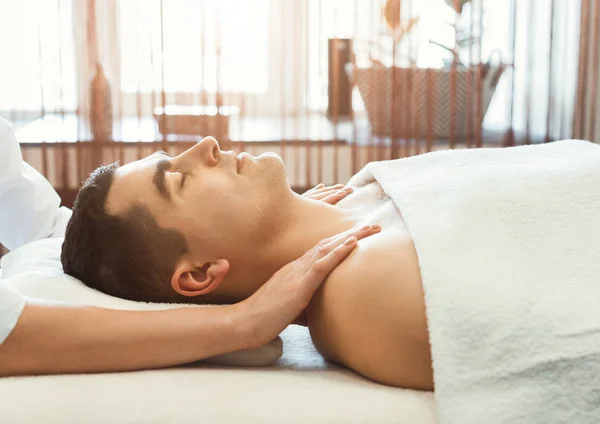 Мужчина получает массаж в спа-центре — стоковое фото