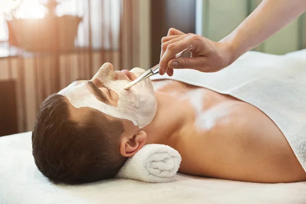 Retrato de hombre con máscara facial de arcilla —  Fotos de Stock