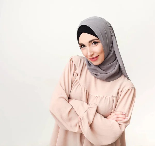 Východní make-up na stylové muslimské ženy v hidžábu — Stock fotografie