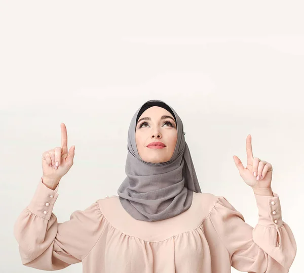 Wanita Arab menunjuk pada ruang putih kosong — Stok Foto