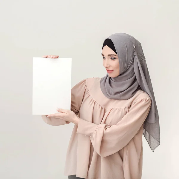 Tawaran Anda di sini. Wanita mengenakan jilbab memegang spanduk putih — Stok Foto