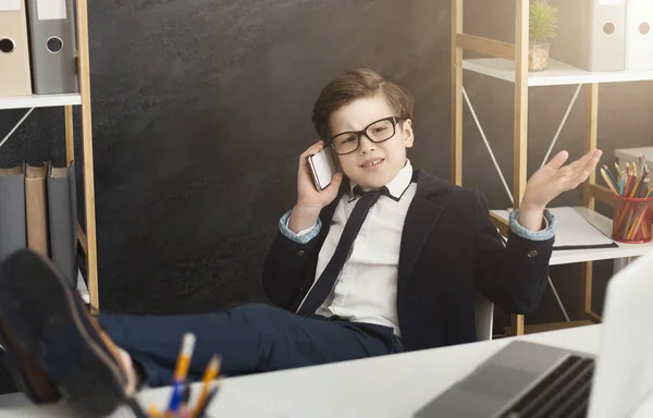 Entspannter Businessboy telefoniert — Stockfoto