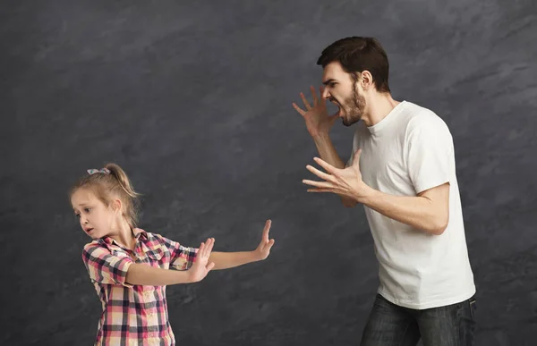 Pai e filha discutindo e gritando — Fotografia de Stock