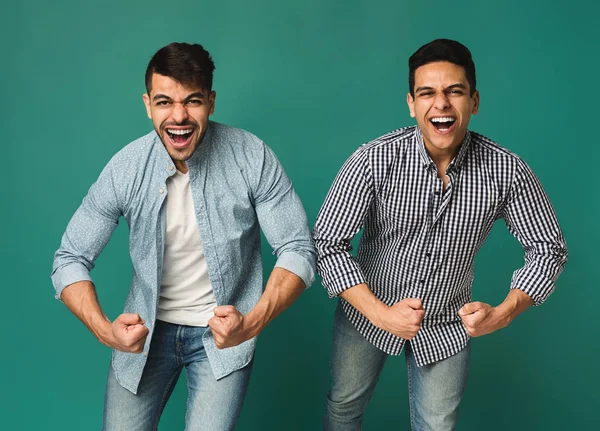 Dos hombres divirtiéndose en el fondo del estudio — Foto de Stock