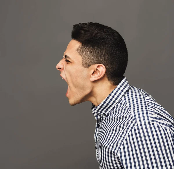 Hombre hispano gritando en el fondo del estudio — Foto de Stock