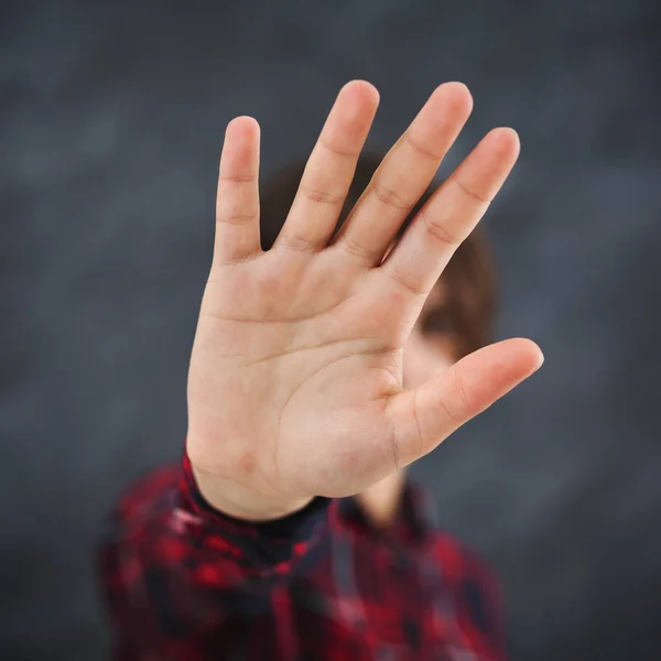 Chica cubriendo cara a mano, diciendo gracias pero no —  Fotos de Stock