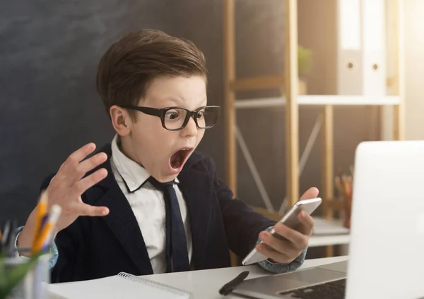 Emotionaler Businessboy schreit aufs Smartphone — Stockfoto
