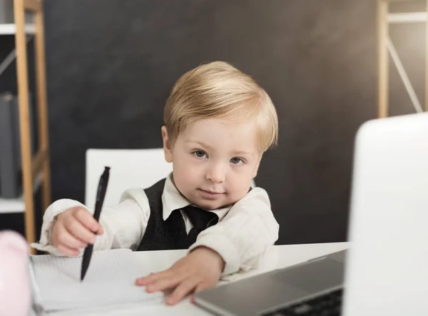 Lindo bebé niño dibujo en la oficina — Foto de Stock