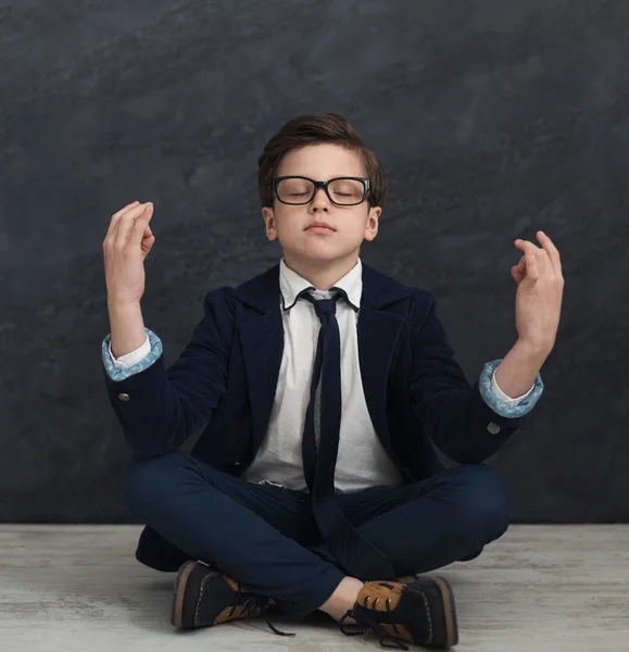 Junge eines Kleinunternehmens meditiert im Studio — Stockfoto